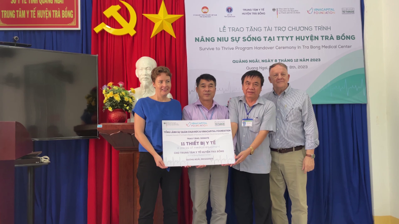 Trao tặng tài trợ chương trình Nâng niu sự sống cho Trung tâm y tế huyện Trà Bồng