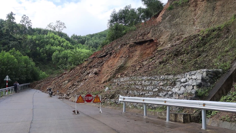 Tạm thời th&ocirc;ng tuyến đường sạt lở tr&ecirc;n đ&egrave;o Eo Chim Minh Long - Ba Tơ