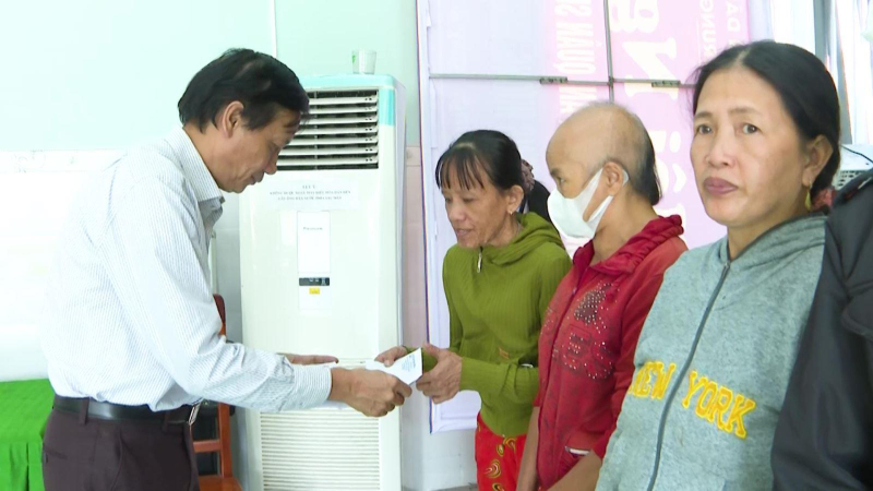 Trao 114 suất quà tết cho hộ nghèo và cận nghèo