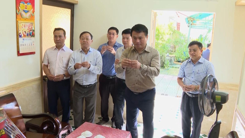 Ph&oacute; B&iacute; thư Thường trực Tỉnh uỷ Đặng Ngọc Huy viếng hương nguy&ecirc;n l&atilde;nh đạo tỉnh qua c&aacute;c thời kỳ