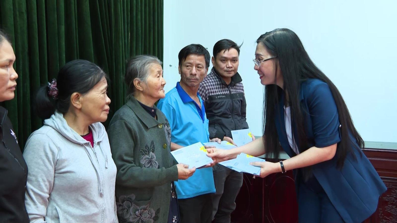 B&iacute; thư Tỉnh ủy tặng qu&agrave; tết cho người ngh&egrave;o phường Ch&aacute;nh Lộ, Tp. Quảng Ng&atilde;i