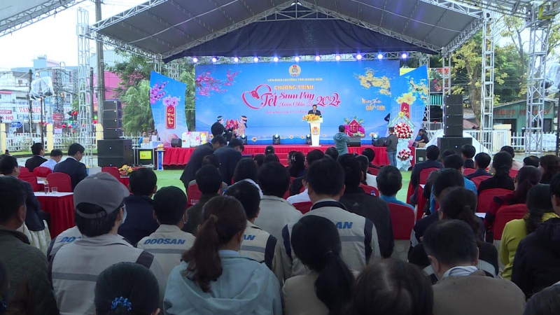 Phó Chủ tịch Quốc hội Trần Quang Phương tặng quà, chúc Tết công nhân, người lao động khó khăn tại Quảng