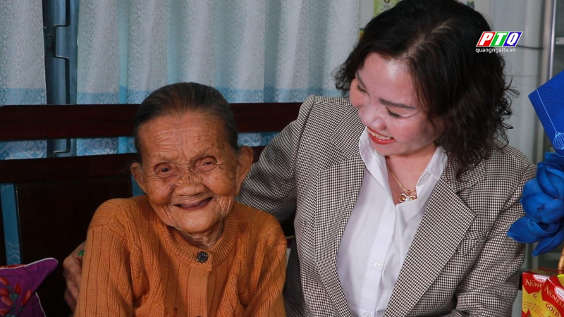 Thi&ecirc;n T&acirc;n Group thăm v&agrave; tặng qu&agrave; Tết c&aacute;c mẹ Việt Nam Anh h&ugrave;ng