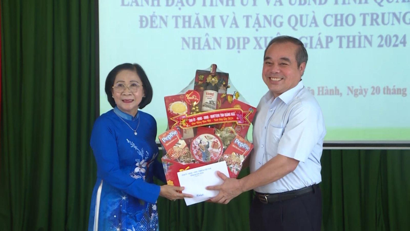 Trao quà Tết cho học sinh tại Trung tâm nuôi dạy trẻ khuyết tật Võ Hồng Sơn