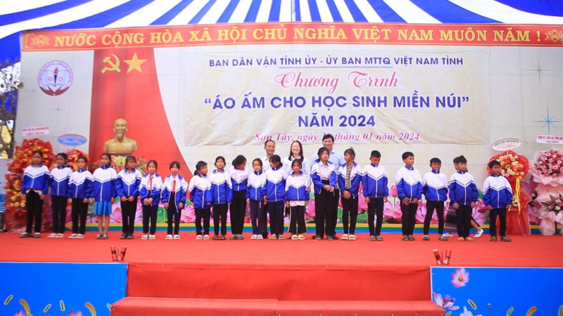 Tặng hơn 4.000 áo ấm cho các em học sinh miền núi