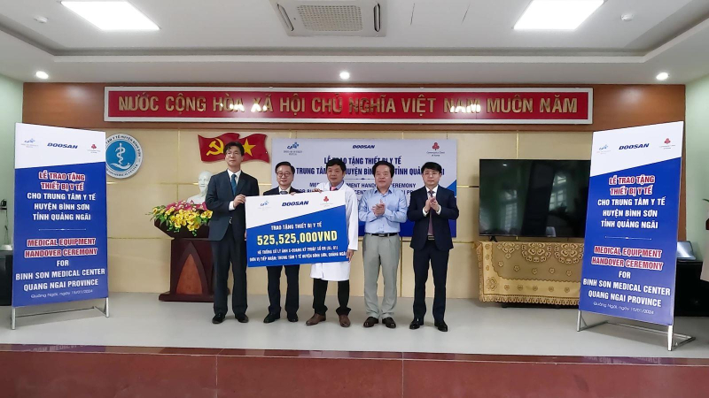 Trao tặng thiết bị y tế cho Trung tâm Y tế huyện Bình Sơn