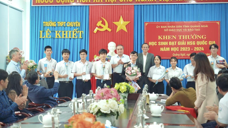 Khen thưởng học sinh đạt giải học sinh giỏi Quốc gia 2023 – 2024