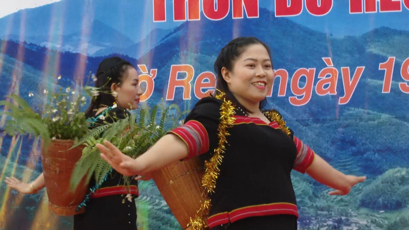 Chăm lo Tết cho đồng b&agrave;o d&acirc;n tộc H&rsquo;re ngh&egrave;o