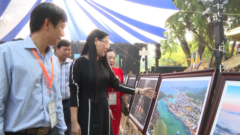 Triển l&atilde;m ảnh &ldquo;Quảng Ng&atilde;i, trăm nhớ ng&agrave;n thương&rdquo;