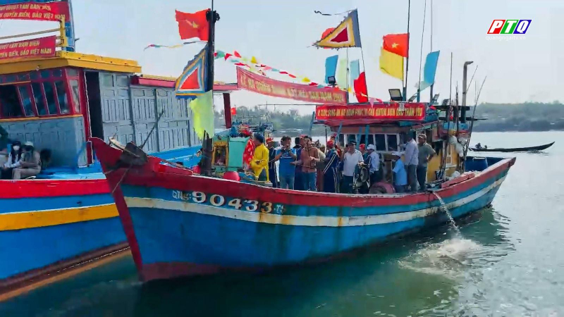 Ngư dân cửa Sa Cần ra quân đánh bắt đầu năm