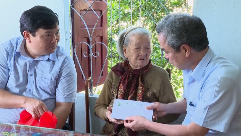Trưởng Ban Tuy&ecirc;n gi&aacute;o Tỉnh uỷ Đặng Ngọc Dũng thăm, tặng qu&agrave; Tết Mẹ Việt Nam anh h&ugrave;ng
