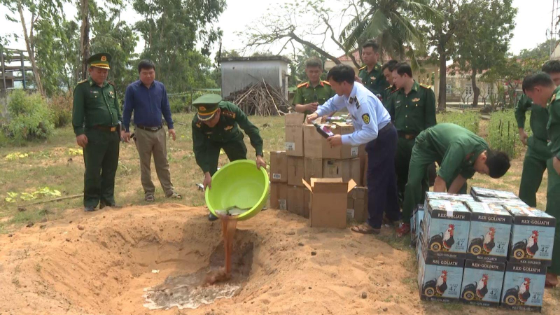 Tiêu hủy 570 chai rượu không rõ nguồn gốc