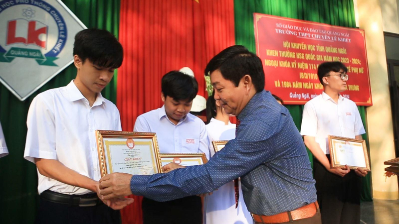 Trao thưởng cho học sinh đạt giải Quốc gia