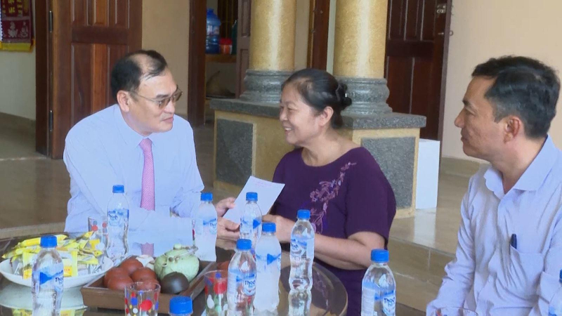 Chủ nhiệm Ủy ban Kiểm tra Tỉnh ủy V&otilde; Văn Quỳnh thăm gia đ&igrave;nh thanh ni&ecirc;n xung phong