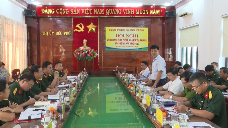 Thượng tá Trần Thế Phan làm việc với Thị ủy Đức Phổ