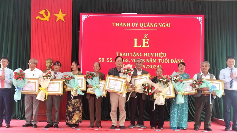 Tp. Quảng Ngãi trao huy hiệu Đảng cho 83 đảng viên