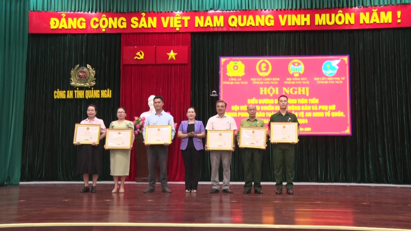 Biểu dương điển hình tiên tiến trong bảo vệ an ninh tổ quốc