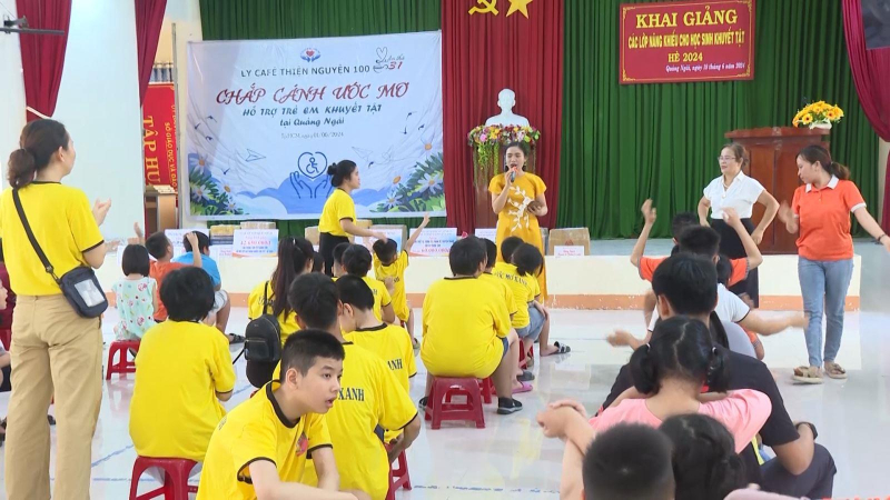 Khai giảng lớp năng khiếu hè cho trẻ khuyết tật