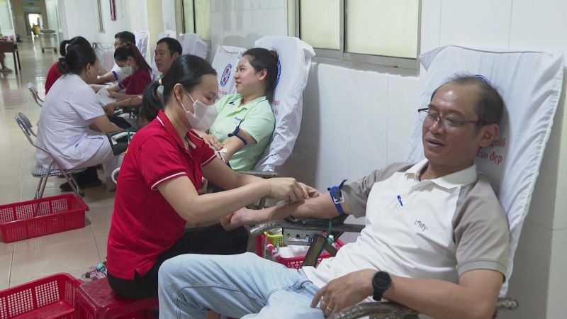 Gần 350 người tham gia hiến m&aacute;u t&igrave;nh nguyện