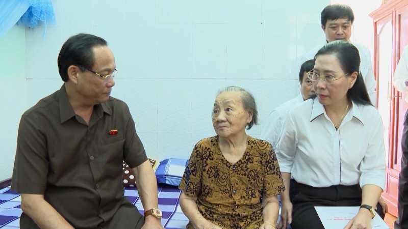 Phó Chủ tịch Quốc hội Trần Quang Phương thăm, tặng quà người có công với cách mạng