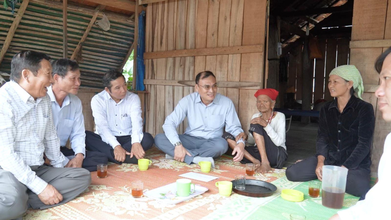 Chủ nhiệm Ủy ban Kiểm tra Tỉnh ủy Võ Văn Quỳnh thăm gia đình có công với cách mạng tại Ba Tơ