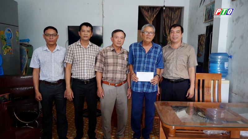 Nghĩa H&agrave;nh thăm, tặng qu&agrave; gia đ&igrave;nh ch&iacute;nh s&aacute;ch