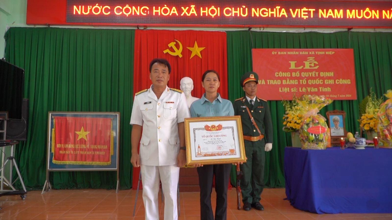 Trao Bằng Tổ quốc ghi công cho liệt sỹ Lê Văn Tính