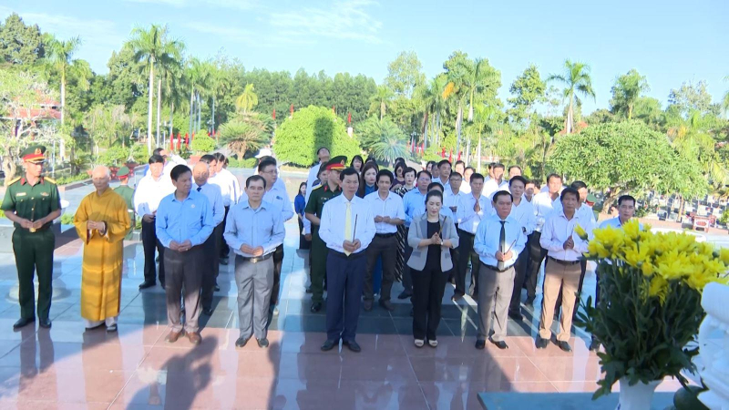 Đoàn đại biểu dự Đại hội đại biểu MTTQ Việt Nam tỉnh Quảng Ngãi viếng Nghĩa trang Liệt sĩ tỉnh