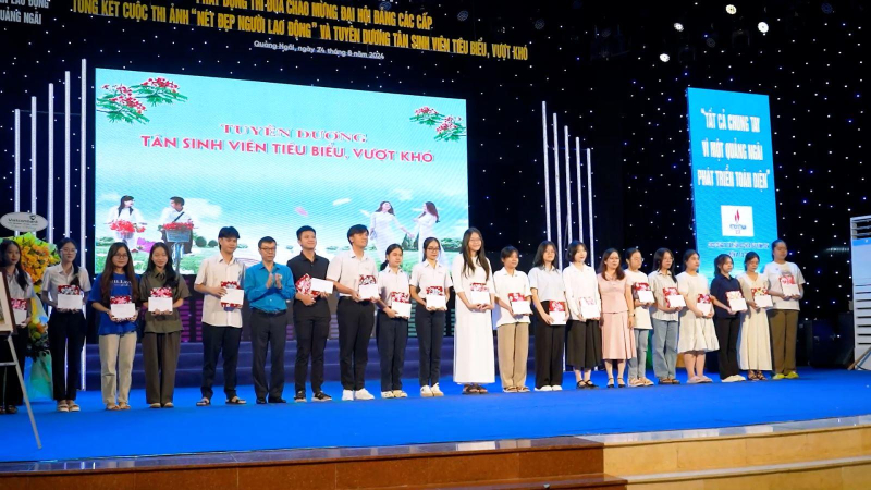 Tuyên dương 300 tân sinh viên tiêu biểu, vượt khó