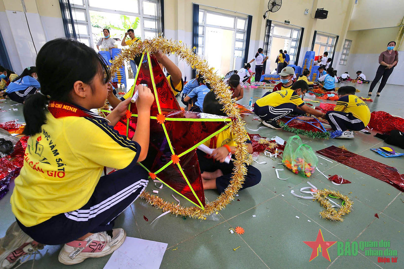 Thành phố mang tên Bác rộn rã sắc màu Trung thu