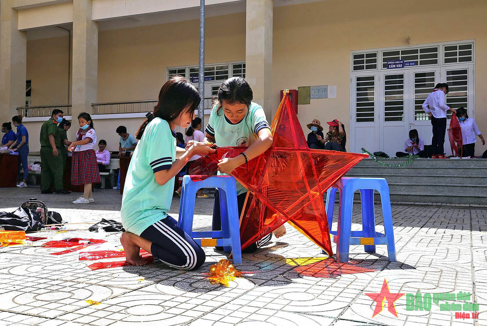 Thành phố mang tên Bác rộn rã sắc màu Trung thu