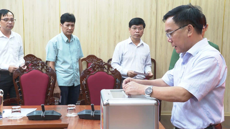 Thường trực HĐND tỉnh Quảng Ngãi quyên góp ủng hộ đồng bào bị bão lũ