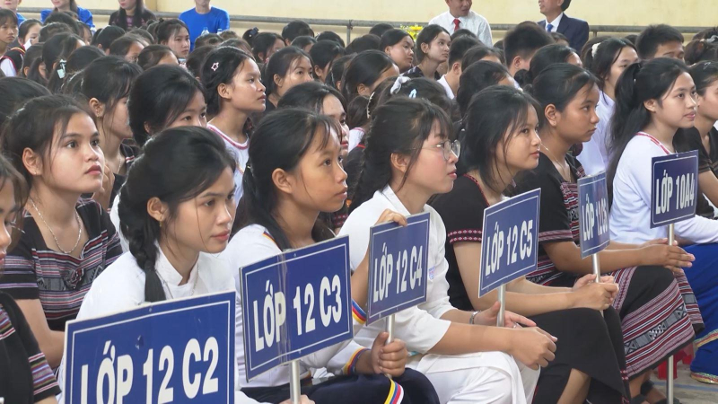 Chủ tịch UBMTTQ Việt Nam tỉnh dự khai giảng tại Trường Phổ th&ocirc;ng D&acirc;n tộc nội tr&uacute; THPT tỉnh