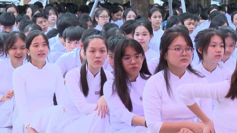 Trưởng Ban Tuyên giáo Tỉnh ủy Đặng Ngọc Dũng dự lễ khai giảng tại Trường THPT Số 1 Tư Nghĩa