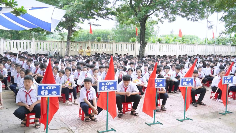 Chủ nhiệm Uỷ ban Kiểm tra Tỉnh uỷ dự khai giảng tại Trường Trung học cơ sở Nguyễn Chánh