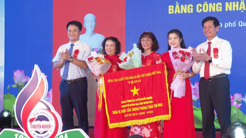 Trường Trung học cơ sở Nguyễn Nghiêm (Tp. Quảng Ngãi) đón nhận Cờ thi đua của Chính phủ