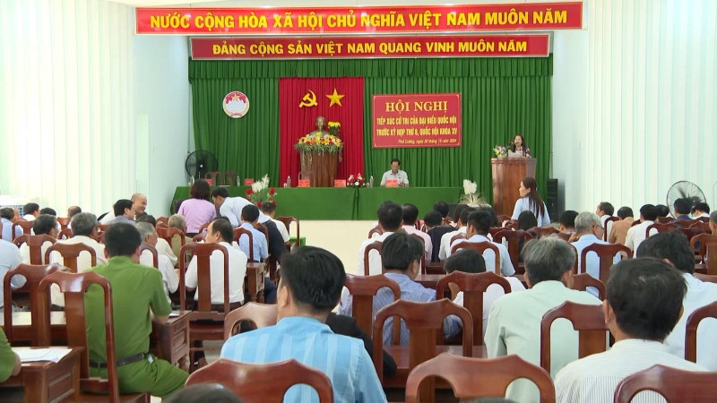 Ph&oacute; Chủ tịch Quốc hội Trần Quang Phương tiếp x&uacute;c cử tri x&atilde; Phổ Cường