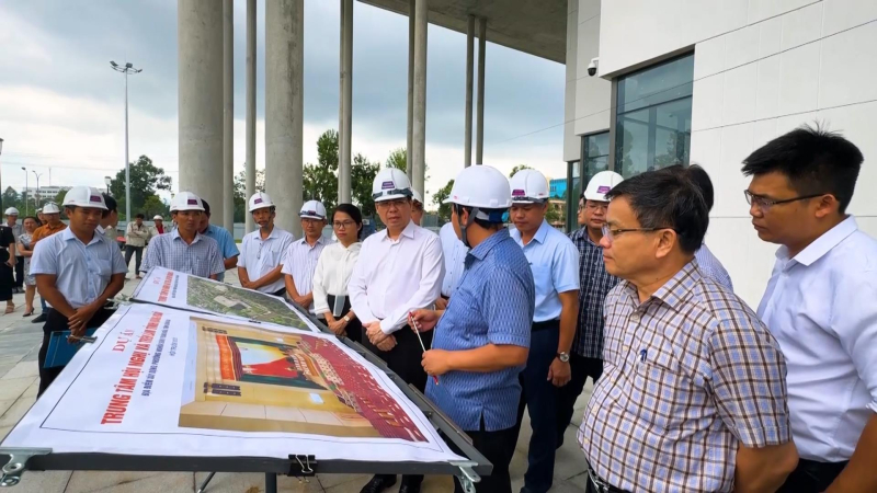 Chủ tịch UBND tỉnh Nguyễn Hoàng Giang kiểm tra các công trình dân dụng