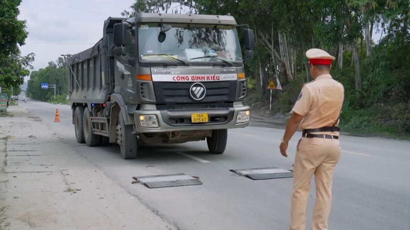 Xử l&yacute; gần 1.200 phương tiện chở qu&aacute; khổ, qu&aacute; tải