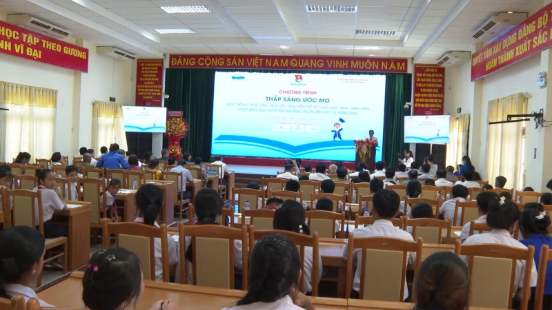 Lãnh đạo tỉnh dự chương trình “Thắp sáng ước mơ”