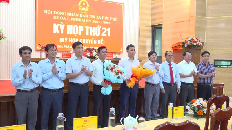 Ông Nguyễn Xuân Văn giữ chức Chủ tịch HĐND thị xã Đức Phổ