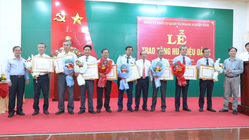 Trao huy hiệu Đảng cho đảng viên Khối Cơ quan và Doanh nghiệp