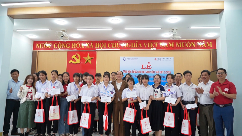 Trao học bổng cho học sinh nghèo vượt khó