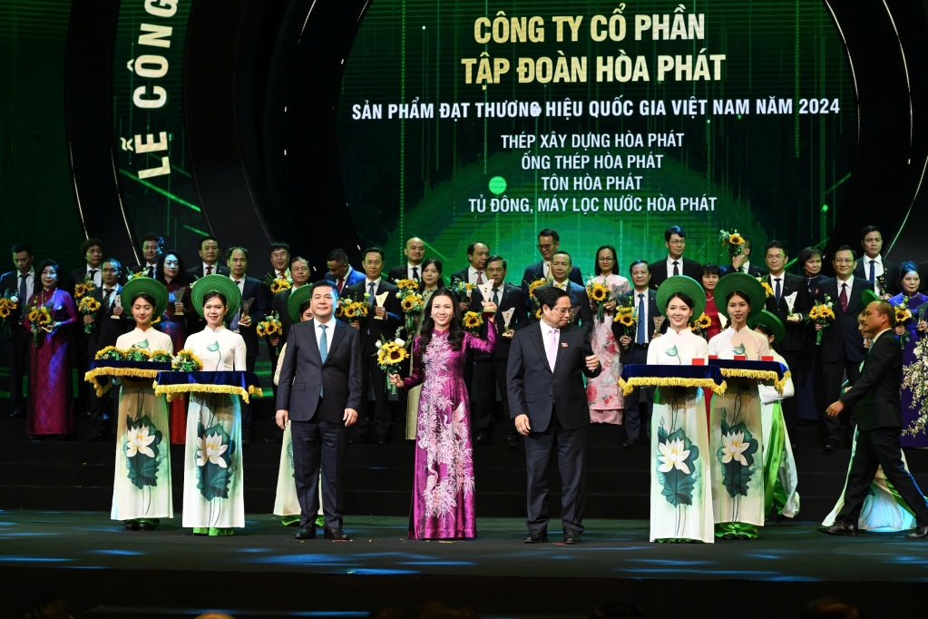 Thủ tướng Chính phủ Phạm Minh Chính và Bộ trưởng Bộ Công Thương Nguyễn Hồng Diên trao cup Thương hiệu quốc gia cho bà Trần Thị Thu Hiền – Phó Tổng Giám đốc Tập đoàn Hòa Phát