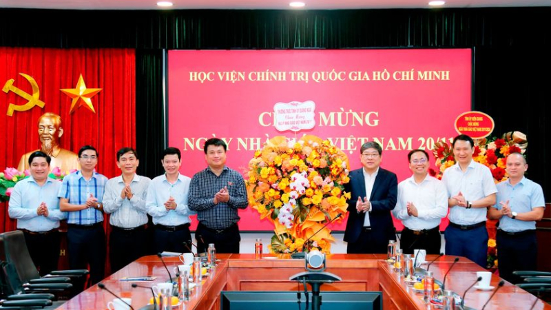 Thường trực Tỉnh ủy Quảng Ngãi chúc mừng Học viện Chính trị Quốc gia Hồ Chí Minh nhân ngày 20/11