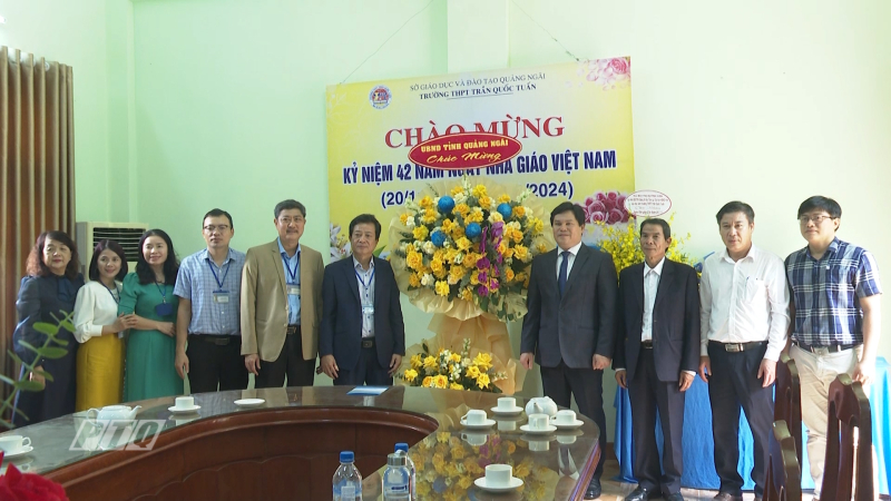 Lãnh đạo tỉnh Quảng Ngãi thăm, chúc mừng Ngày Nhà giáo Việt Nam