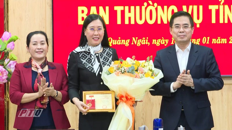 Lãnh đạo tỉnh nhận Kỷ niệm chương “Vì sự nghiệp Văn phòng cấp ủy”, “Vì sự nghiệp đại đoàn kết dân tộc”