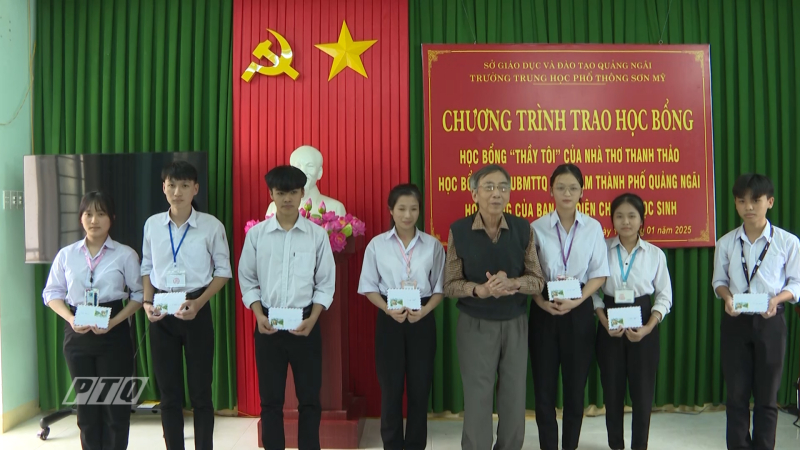 Nhà thơ Thanh Thảo trao học bổng “Thầy tôi” cho học sinh Trường THPT Sơn Mỹ