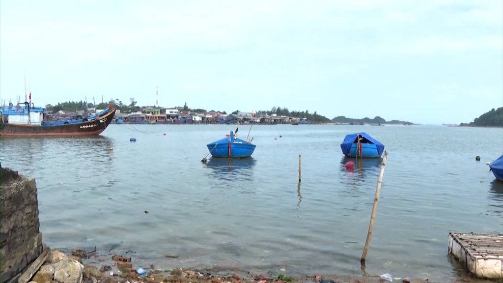 Sạt lở khu vực cửa Sa Cần thuộc thôn Tân Hy 1, thôn Sơn Trà, xã Bình Đông, huyện Bình Sơn. 