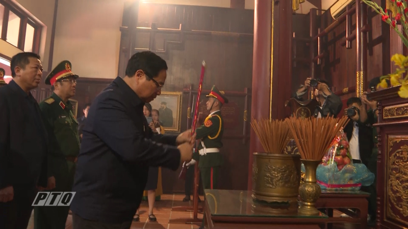 Thủ tướng Phạm Minh Chính dâng hương Thủ tướng Phạm Văn Đồng